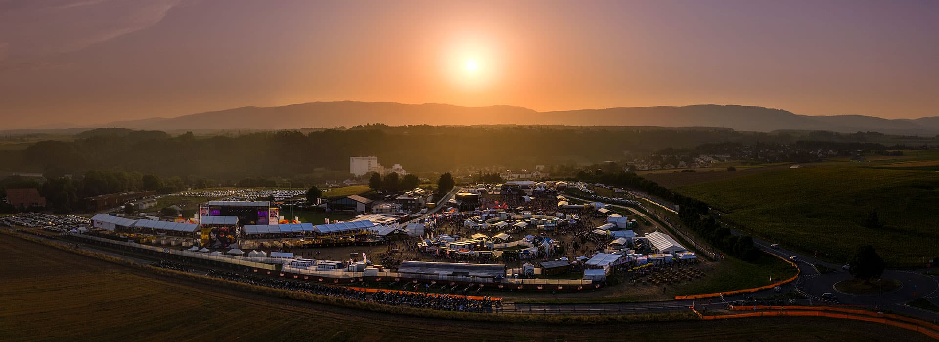Vue aérienne d'un festival au coucher du soleil